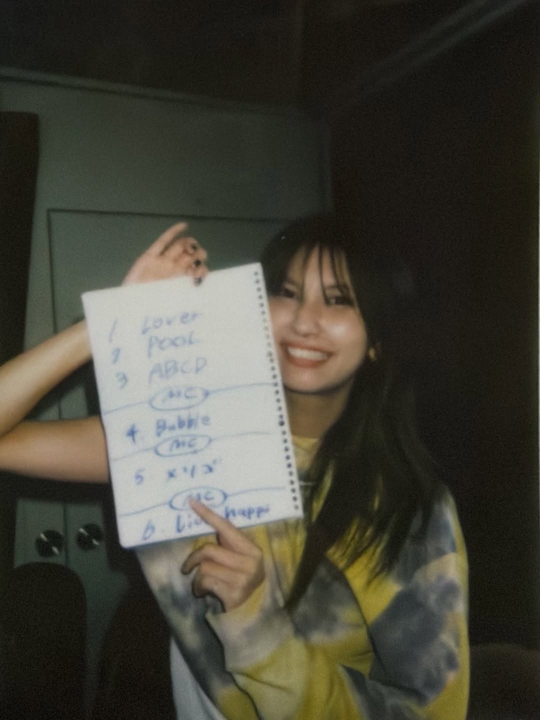 手書きのセットリストを持って笑うUeki Soyoka